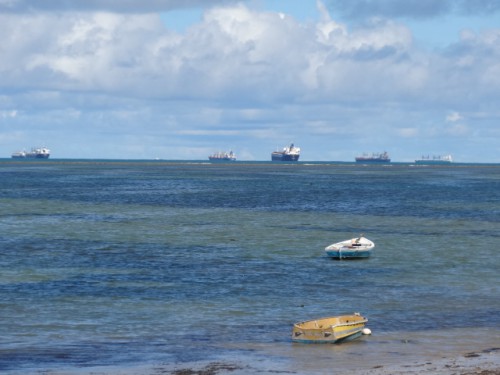 pétroliers en attente au large.JPG