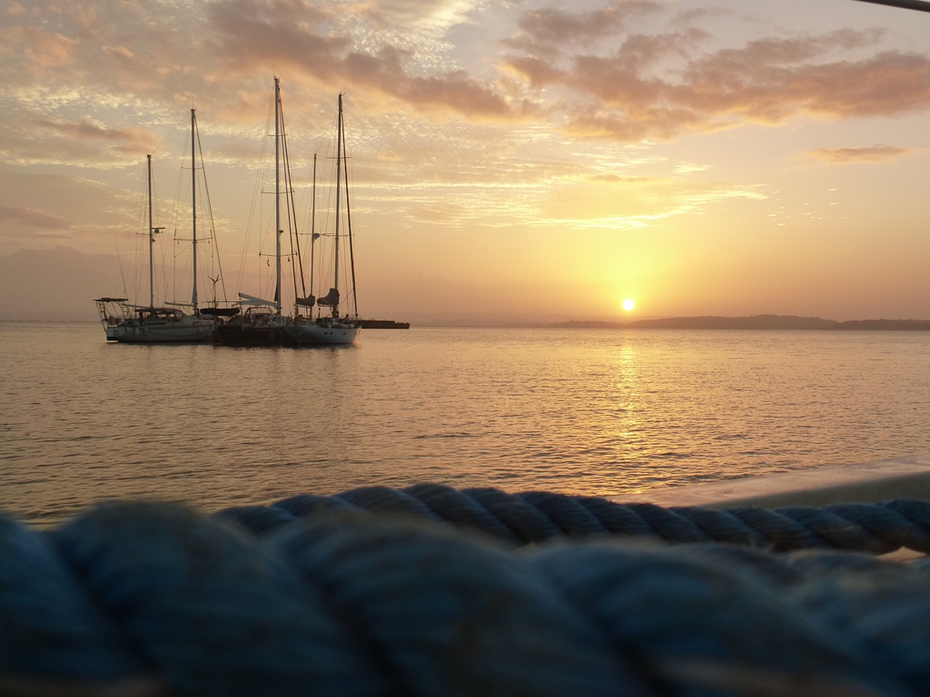 Levé du solei sur les bateaux amis "Maïna" et "Eleuthera"